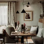 Loj - Our Kind Of Place 호텔 플라차우